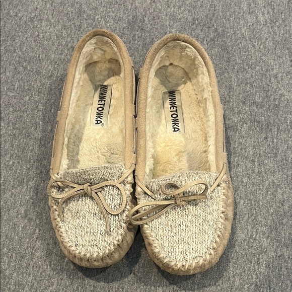 Minnetonka Shoes - Minnetonka Allie Trapper moccasin style slippers. Women’s size 8
